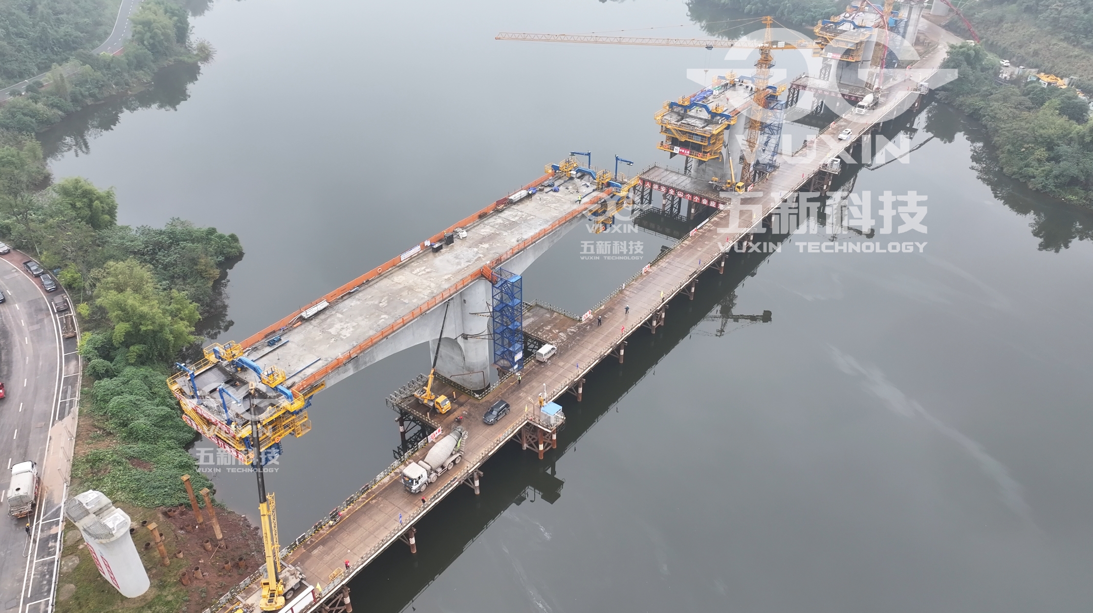 中鐵五局——成渝中線玄天湖大橋——智能懸臂造橋機(jī)1.jpg