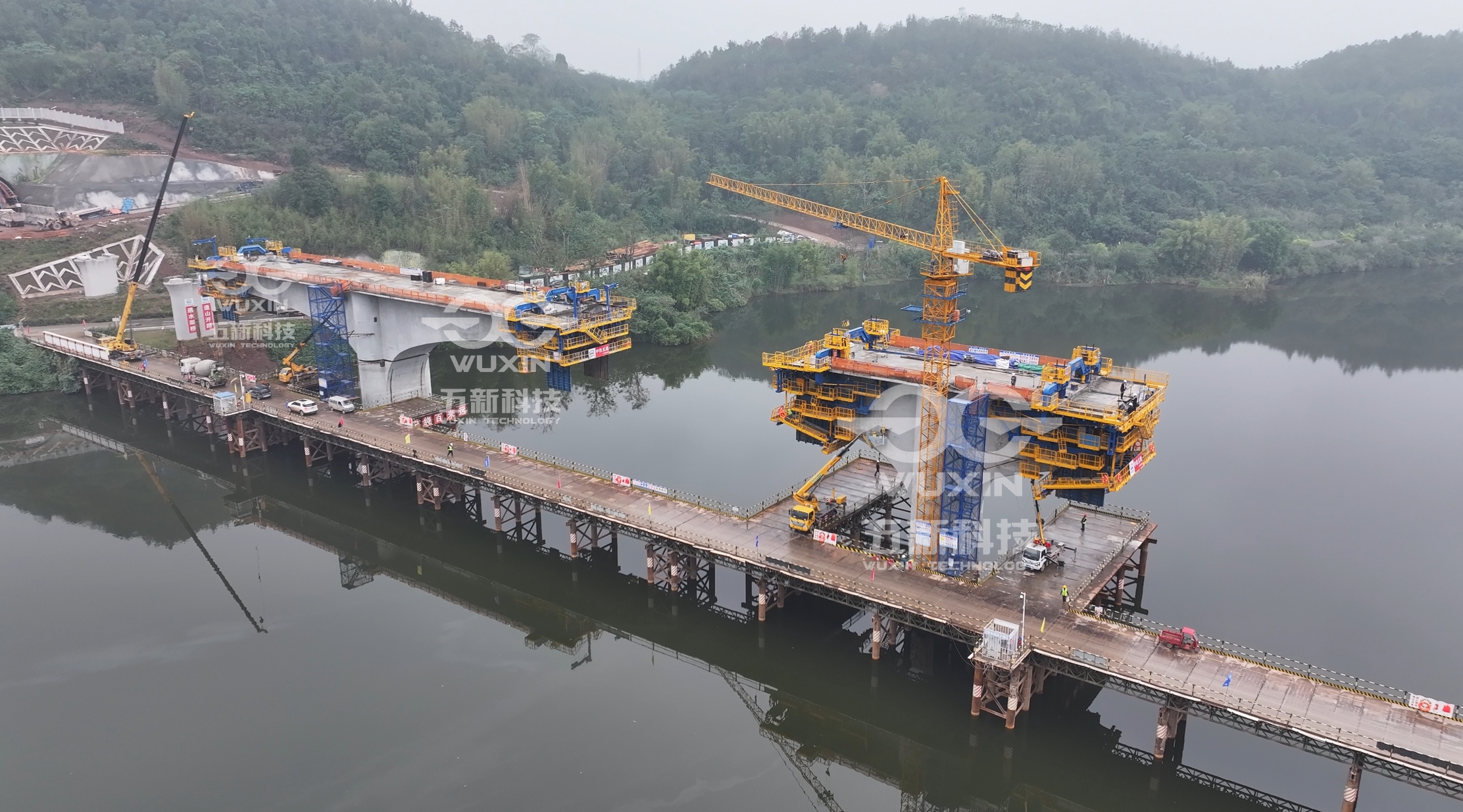 中鐵五局——成渝中線玄天湖大橋——智能懸臂造橋機(jī)3.jpg